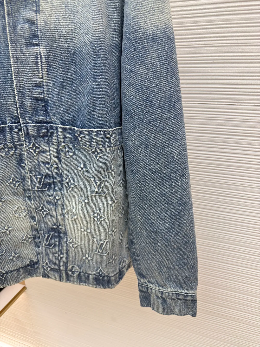 LOUIS VUITTON embossed denim jacket ●Authentic product: purchased and developed by 18289 ●Item number: 1680244-C20 ●Fabric: washed denim ●Technology: distressed washed ●Version: fitted version ●Weight: about 1420g ●Size: 46-48-50-52 ●Description: The current season’s sharp corner pockets are designed with zippered trouser legs to create a loose fit. The hammer fixing ring presents an LV shape, with a special leather tag. The loose fit is the same for men and women.